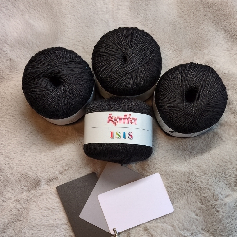 Katia Isis Black Yarn - 4 balls